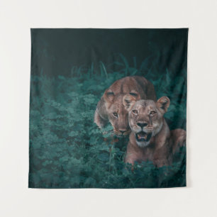 TWEE LIONEN OP GROENE PLANTEN WANDKLEED
