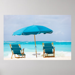 Twee lounges op het strand van de oceaan poster