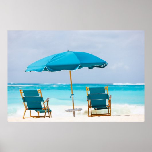 Twee lounges op het strand van de oceaan poster (Voorkant)