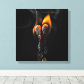 Twee lucifers die elkaar omhelzen canvas afdruk (Insitu (Houten vloer))