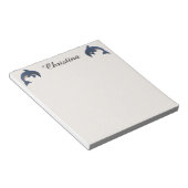 Twee luiers als dolfijnen die donkerblauw uitpompe notitieblok (Schuin)