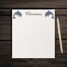 Twee luiers als dolfijnen die donkerblauw uitpompe notitieblok