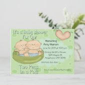 Twee maal erwten in een baby shower met peul kaart (Staand voorkant)