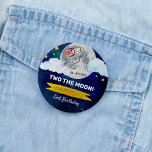 Twee maanden na de geboorte ronde button 5,7 cm<br><div class="desc">Viel in stijl met deze trendy 2e verjaardagsknopen. Het ontwerp is gemakkelijk te personaliseren met je eigen formulering en je familie en vrienden zullen enthousiast zijn als ze deze fantastische partijknoppen krijgen.</div>