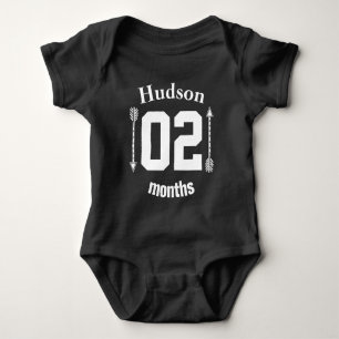 Twee maanden oude pijlen babyjongen op maat romper