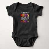 Twee mama Lesbian LGBTQ Proud Romper (Voorkant)
