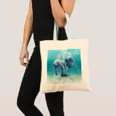 Twee Manatees die zwemmen Tote Bag (Voorkant (product))