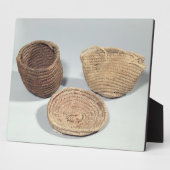 Twee manden en een bedekking (geweven palmschijfje fotoplaat (Zijkant)