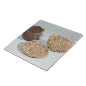 Twee manden en een bedekking (geweven palmschijfje tegeltje (Zijkant)