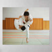 Twee Mannen die in een Gelijke Gelijke Strijd conc Poster (Voorkant)