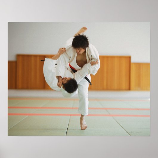 Twee Mannen die in een Gelijke Gelijke Strijd conc Poster (Voorkant)