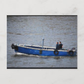 Twee Mannen en een Blauwe Boot Briefkaart (Voorkant)