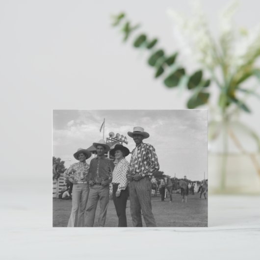 Twee mannen en twee vrouwen op een rodeo briefkaart (Staand voorkant)