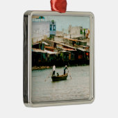 Twee mannen op een boot - de Saigon-rivier. Metalen Ornament (Rechts)