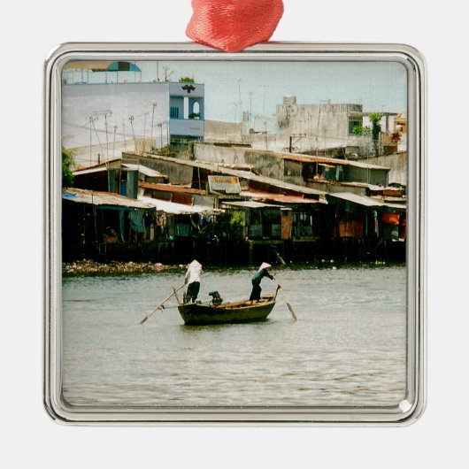 Twee mannen op een boot - de Saigon-rivier. Metalen Ornament (Voorkant)