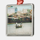 Twee mannen op een boot - de Saigon-rivier. Metalen Ornament (Links)