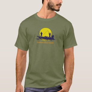 Twee mannen vissen in een boot tegen een gele zons t-shirt