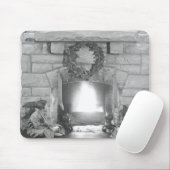 Twee meisjes die met kerstmis bij een haard zitten muismat (Met muis)