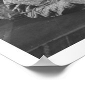 Twee meisjes die met kerstmis bij een haard zitten poster (Hoek)