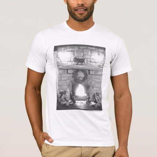 Twee meisjes die met kerstmis bij een haard zitten t-shirt (Voorkant)