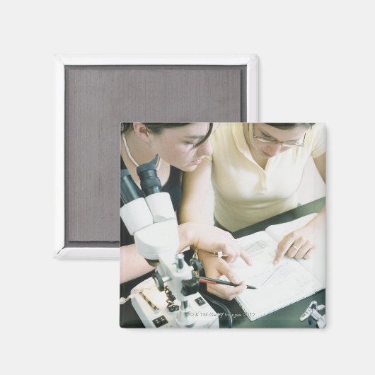 Twee meisjes met microscoop magneet (Voorkant / Achterkant)