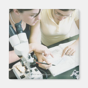 Twee meisjes met microscoop magneet