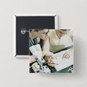 Twee meisjes met microscoop vierkante button 5,1 cm (Voorkant /achterkant)