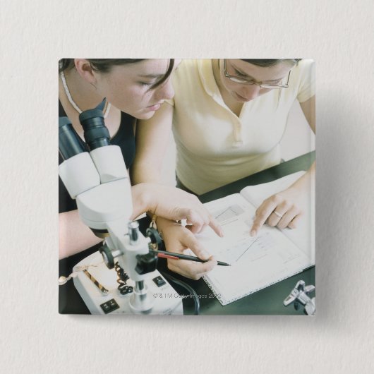 Twee meisjes met microscoop vierkante button 5,1 cm (Voorkant)