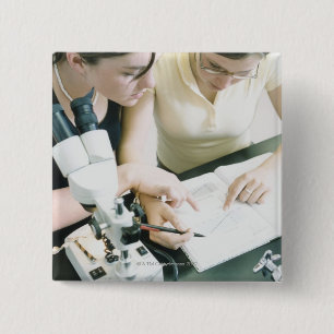 Twee meisjes met microscoop vierkante button 5,1 cm