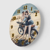 Twee meisjes op een motorfiets grote klok (Hoek)