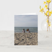 Twee Meisjes op Zandig Strand: 2 de meisjes zien Kaart (Gele Bloem)