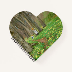 Twee meisjes plukken bloemen in voorjaarsbos notitieboek