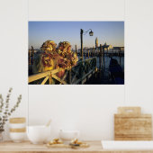 Twee mensen in carnavalmaskers, Venetië (Italië) Poster (Keuken)