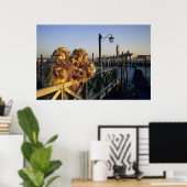 Twee mensen in carnavalmaskers, Venetië (Italië) Poster (Thuiskantoor)
