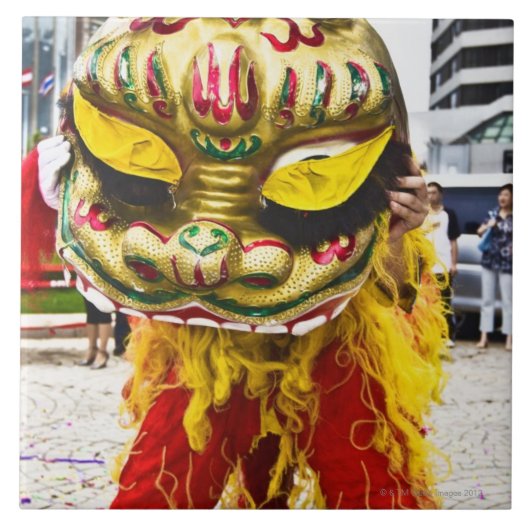 Twee mensen in het Chinese drakenkostuum Qingdao, Tegeltje (Voorkant)