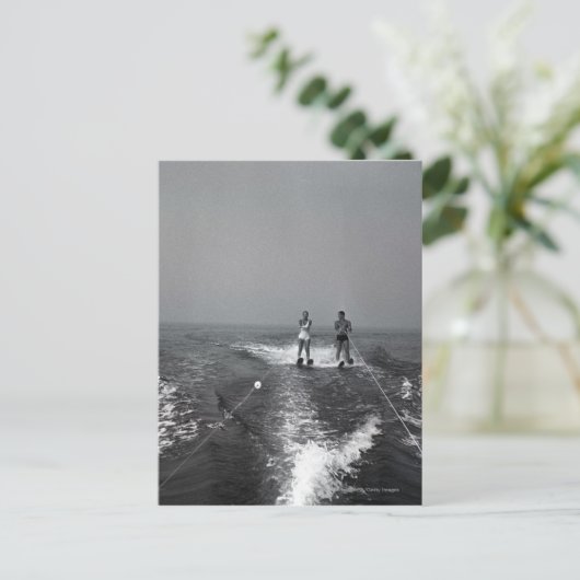 Twee mensen waterskiën briefkaart (Staand voorkant)