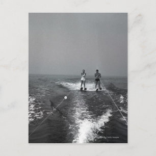 Twee mensen waterskiën briefkaart