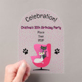 Twee  Mid Century Cats Roze Stoel Doen Verjaardag Acryl Uitnodigingen (Insitu (Draagbaar))