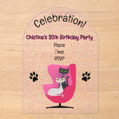 Twee  Mid Century Cats Roze Stoel Doen Verjaardag Acryl Uitnodigingen (Voorkant)