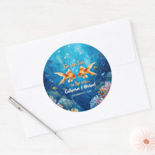 Twee minder vissen in de onderwater bruiloft ronde sticker