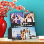 Twee moeders zijn beter dan één foto fotoplaat<br><div class="desc">Vier je familie en je moeders op Moederdag met deze leuke en aanpasbare plaquette met een 3 foto collage sjabloon met het onderschrift "Twee moeders zijn beter dan één" versierd met mooie regenboogkleuren. Gemakkelijk aan te passen door drie van uw favoriete familie-afbeeldingen toe te voegen. Deze plaquette maakt deel uit...</div>