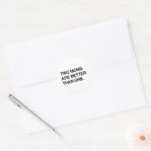 TWEE MOEDERS ZIJN BETER DAN ÉÉN RONDE STICKER (Envelop)