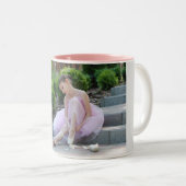 Twee mok koffie met een balletkind in roze. (Voorkant rechts)