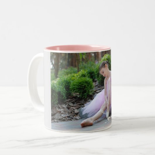 Twee mok koffie met een balletkind in roze. (Voorkant links)