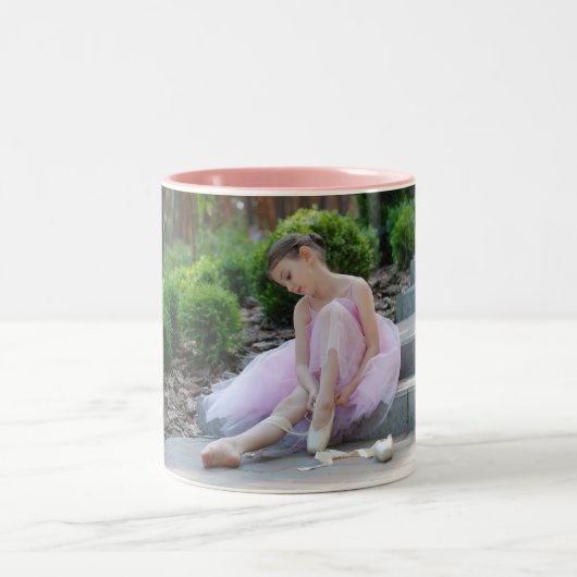 Twee mok koffie met een balletkind in roze. (Center)