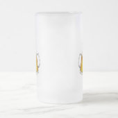 Twee mokken met een licht bier. (Center)