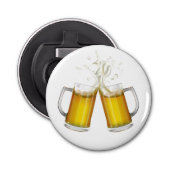 Twee mokken met een licht bier. button flesopener (Voorkant)