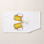 Twee mokken met een licht bier. handdoek (Handdoek)