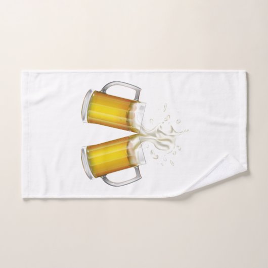 Twee mokken met een licht bier. handdoek (Handdoek)