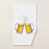 Twee mokken met een licht bier. handdoek (Handdoek)